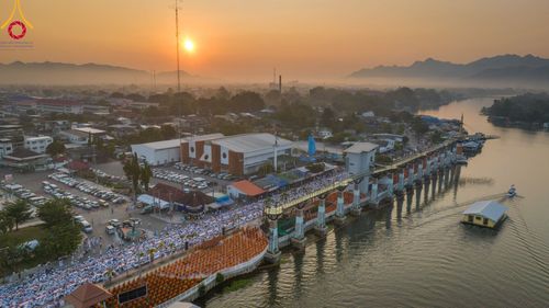 ภาพ No.101793:ตักบาตรพระ 10,000 รูป เติมบุญให้แผ่นดิน เนื่องในโอกาส 192 ปี จังหวัดกาญจนบุรี หนึ่งในโครงการตักบาตรพระ 2,000,000 รูป  77 จังหวัดทุกวัดทั่วไทย วันจันทร์ที่ 11 ธันวาคม พ.ศ. 2566 บริเวณถนนสองแคว (SKY WALK) เมืองกาญจนบุรี