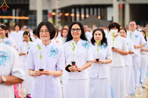 ภาพ No.160396:พิธีปลูกต้นทรัพย์บานชื่น ณ ลานธรรม พระมหาธรรมกายเจดีย์ วัดพระธรรมกาย จ.ปทุมธานี วันพฤหัสบดีที่ 10 ตุลาคม พ.ศ. 2567