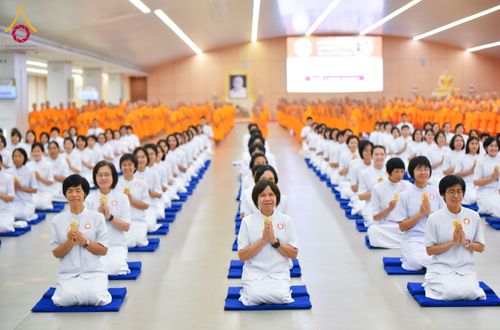 ภาพ No.161642:พิธีรับดวงแก้วนักเรียนบาลี ผู้สมัครสอบในนามวัดพระธรรมกาย วันพุธที่ 2 ตุลาคม พ.ศ. 2567 ณ เทวสภา อาคารร้อยปีคุณยายอาจารย์ฯ วัดพระธรรมกาย จ.ปทุมธานี