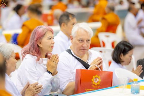 ภาพ No.236321:วันที่ 3 สิงหาคม พ.ศ. 2568 พิธีถวายมหาสังฆทานคณะสงฆ์ 2,000 กว่าวัดทั่วประเทศ ปีที่ 25 , พิธีถวายไทยธรรมคณะสงฆ์ 323 วัด 4 จังหวัดชายแดนภาคใต้ ณ วัดพระธรรมกาย