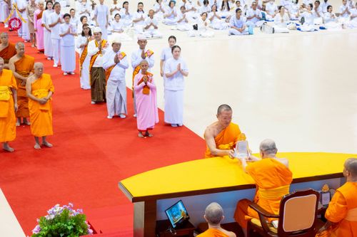 ภาพ No.232126:วันอาทิตย์ที่ 6 กรกฏาคม พ.ศ. 2568 พิธีมอบโล่เกียรติคุณ สวดธัมมจักกัปปวัตตนสูตร และรางวัลโครงการผู้นำแสงสว่างออนไลน์ ณ ห้องแก้วสารพัดนึก1 สภาธรรมกายสากล วัดพระธรรมกาย