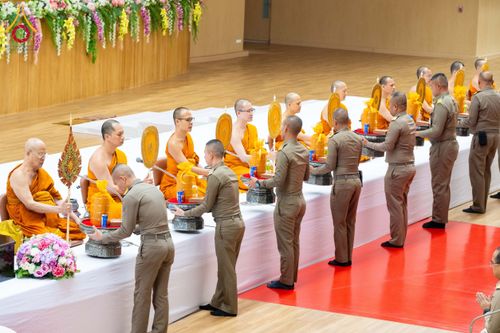 ภาพ No.208935:พระบาทสมเด็จพระเจ้าอยู่หัว ทรงมีพระราชศรัทธาทรงพระกรุณาโปรดเกล้าฯ ให้บำเพ็ญพระราชกุศลถวายภัตตาหารพระราชทาน การสอบบาลีสนามหลวง ณ วัดพระธรรมกาย ย อ.คลองหลวง จ.ปทุมธานี วันที่ 23-24 กุมภาพันธ์ พ.ศ. 2568