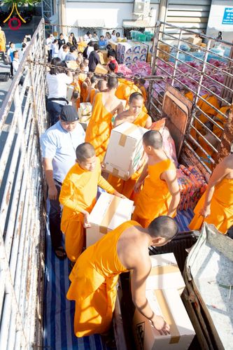 ภาพ No.273650:วันที่ 27 พฤศจิกายน พ.ศ. 2568 คณะศิษยานุศิษย์วัดพระธรรมกาย มูลนิธิธรรมกาย มอบอาหารและสิ่งของความช่วยเหลือให้พี่น้องชาวใต้ ผู้ประสบอุทกภัยน้ำท่วม