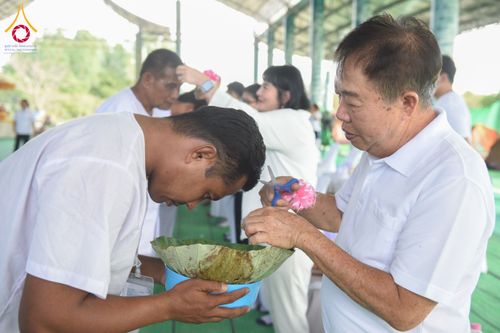 ภาพ No.180188:พิธีตัดปอยผมธรรมทายาท ณ ศูนย์ปฏิบัติธรรมวิหารแดง จ.สระบุรี โครงการบรรพชาอุปสมบท บูชาธรรมมหาปูชนียาจารย์ วันที่ 5 ธันวาคม พ.ศ. 2567