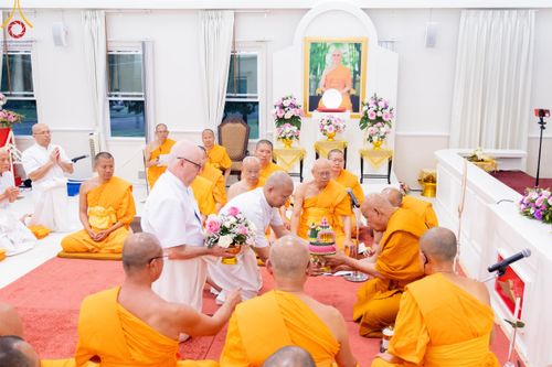 ภาพ No.144982:พิธีบรรพชา และอุปสมบท ธรรมทายาท โดยมี พระเดชพระคุณพระธรรมรัตนาภรณ์ เป็นพระอุปัชฌาย์ ยังความปลื้มปิติใจให้แก่ผู้ปกครอง และคณะญาติมิตร ณ วัดพระธรรมกายนิวเจอร์ซี  ประเทศสหรัฐอเมริกา