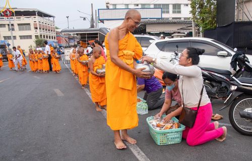ภาพ No.62023:สามเณรจากศูนย์อบรมเยาวชนสุรินทร์ ออกบิณฑบาต รอบอำเภอเมือง จ.สุรินทร์ ในโครงการบรรพชาสามเณร ฟื้นฟูพระพุทธศาสนาทั่วไทย วันที่ 9 เมษายน พ.ศ. 2567
