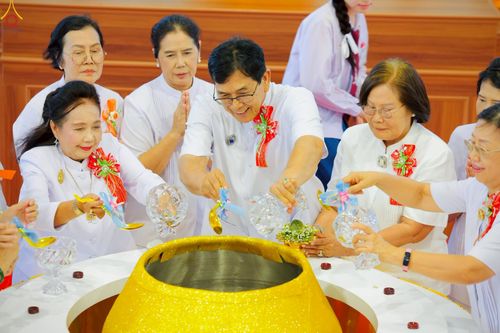 ภาพ No.265670:วันเสาร์ที่ 18 ตุลาคม พ.ศ. 2568 พิธีตักบาตร มณีนพรัตน์ทิพย์สุธาโภชน์ ณ ศูนย์อบรมเยาวชนบางปะหัน ตำบลหันสัง อำเภอบางปะหัน  จังหวัดพระนครศรีอยุธยา