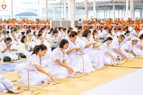 ภาพ No.188488:พิธีถวายภัตตาหารเป็นสังฆทาน แด่พระธรรมยาตรา ในโครงการธรรมยาตรา กตัญญูบูชา มหาปูชนียาจารย์ พระมงคลเทพมุนี(สด จนฺทสโร) พระผู้ปราบมาร อนุสรณ์สถาน 7 แห่ง ปีที่ 13 ณ สภาธรรมกายสากล วัดพระธรรมกาย วันที่ 3 มกราคม พ.ศ. 2568