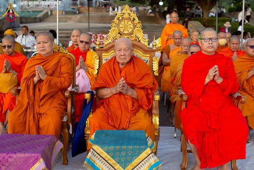 ภาพ No.276890:วันเสาร์ที่ 6 ธันวาคม พ.ศ. 2568 พิธีตักบาตรพระ 1,000 รูป อุทิศถวายพระราชกุศลสมเด็จพระนางเจ้าสิริกิติ์ พระบรมราชินีนาถ พระบรมราชชนนี พันปีหลวง และ ทำบุญเมืองลำปาง ครบรอบ 1,345 ปี ณ ลานพระบรมราชานุสาวรีย์สมเด็จพระนเรศวรมหาราชนครลำปาง อ.เกาะคา จ.ลำปาง