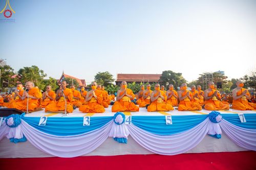 ภาพ No.112675:พิธีตักบาตรพระธรรมยาตราฯ ณ วัดสองพี่น้อง จ.สุพรรณบุรี วันที่ 15 มกราคม พ.ศ. 2567