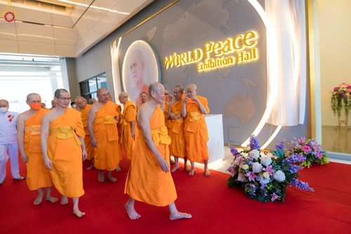 ภาพ No.103703:พิธีเปิดห้องนิทรรศการเพื่อสันติภาพโลก World Peace Lies Within ONE MAN'S VISION   วาระอายุวัฒนมงคล 83 ปี หลวงพ่อทัตตชีโว ณ ชั้น 2 อาคาร 100 ปี คุณยายอาจารย์ฯ วัดพระธรรมกาย วันพฤหัสบดีที่ 21 ธันวาคม พ.ศ. 2566