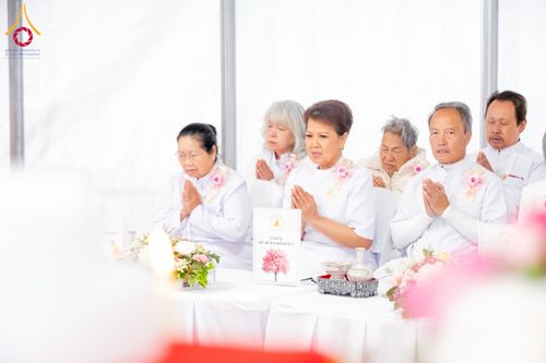 ภาพ No.135444:พิธีเจริญพระพุทธมนต์สมโภช แก้วบรมจักรพรรดิรัตนอนันต์ สถาปนาอาคารปฏิบัติธรรม แก้วธรรมชัยรัตนอนันต์ บูชาธรรมเนื่องในโอกาสอายุวัฒนมงคล 80 ปี หลวงพ่อธัมมชโย (22 เมษายน พ.ศ. 2567) วันพุธที่ 3 เมษายน พ.ศ. 2567 ณ วัดพระธรรมกายเทนเนสซี ประเทศสหรัฐอเมริกา