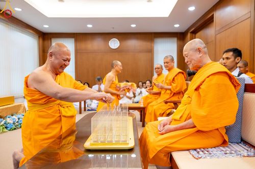 ภาพ No.111525:พิธีอธิษฐานจิตปิดแผ่นทอง "ธรรมจักร" เพื่อสถาปนาอุโบสถ "บูชาธรรม 80 ปี หลวงพ่อธัมมชโย" วัดพระธรรมกายลอนดอน ประเทศอังกฤษ ณ อาศรมบัณฑิต วัดพระธรรมกาย ในวันเสาร์ที่ 27 เมษายน พ.ศ. 2567