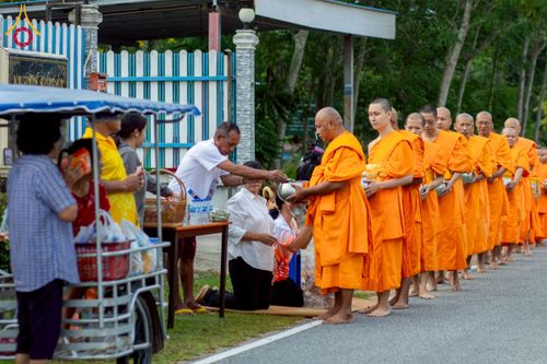 ภาพ No.217911:วันศุกร์ที่ 11 เมษายน พ.ศ. 2568 พระและสามเณร 99 รูป จากศูนย์ปฏิบัติธรรมระยอง(บ้านช่องลม) บิณฑบาต ณ ทุ่งปอเทือง ต.บางบุตร อ.บ้านค่าย จ.ระยอง เพื่อเป็นการฝึกสามเณรภาคฤดูร้อน ผ่านกิจวัตรบิณฑบาตในพื้นที่ชุมชน