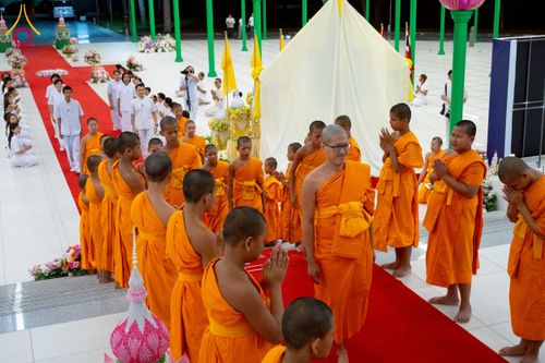 ภาพ No.231284:วันพฤหัสบดีที่ 3 กรกฏาคม พ.ศ. 2568 พิธีมุทิตาสักการะพระภิกษุนาคหลวง พระมหาพนาวัฒน์ ธมฺมนฺตคามี (จันทร์เผือก) เปรียญธรรม ๙ ประโยค ณ วัดพระธรรมกาย ปทุมธานี