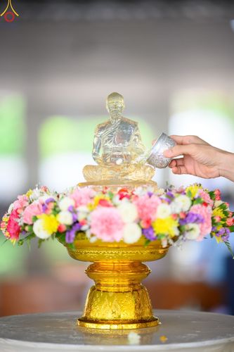 ภาพ No.80242:สาธุชนร่วมสรงน้ำพระและทำบุญ เนื่องในวันสงกรานต์ ณ หอฉันคุณยายอาจารย์ฯ วัดพระธรรมกาย วันที่ 13 เมษายน พ.ศ. 2566