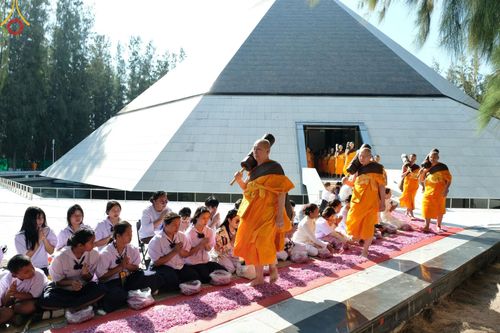 ภาพ No.193232:พิธีต้อนรับพระธรรมยาตรา ณ อนุสรณ์สถาน สถานที่เกิดในเพศสมณะ วัดสองพี่น้อง อำเภอสองพี่น้อง จังหวัดสุพรรณบุรี ในโครงการธรรมยาตรา กตัญญูบูชา มหาปูชนียาจารย์ พระมงคลเทพมุนี(สด จนฺทสโร) พระผู้ปราบมาร อนุสรณ์สถาน 7 แห่ง ปีที่ 13 วันที่ 11 มกราคม พ.ศ. 2568