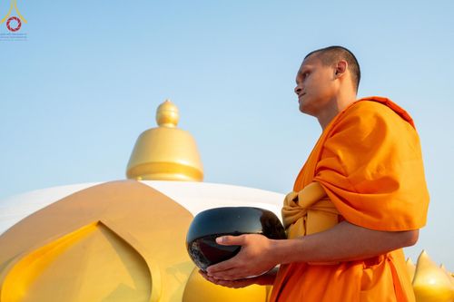 ภาพ No.201143:พิธีตักบาตรพระธรรมยาตรา ณ อนุสรณ์สถานลำดับที่ 5 สถานที่เผยแผ่วิชชาธรรมกายครั้งแรก อนุสรณ์สถานบางปลา วัดบางปลา อำเภอบางเลน จังหวัดนครปฐม ในโครงการธรรมยาตรา กตัญญูบูชา มหาปูชนียาจารย์ พระมงคลเทพมุนี(สด จนฺทสโร) พระผู้ปราบมาร อนุสรณ์สถาน 7 แห่ง ปีที่ 13