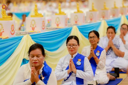 ภาพ No.60433:การต้อนรับพระสังฆาธิการ 10,000 กว่าวัดทั่วประเทศ พิธีมอบปัจจัยช่วยเหลือครู 4 จังหวัดชายแดนภาคใต้ พิธีปฏิบัติธรรม ในวันคุ้มครองโลก วันจันทร์ที่ 22 เมษายน พ.ศ.2567 ณ วัดพระธรรมกาย จ.ปทุมธานี