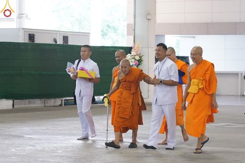 ภาพ No.147169:พิธีมุทิตาสักการะพระภิกษุ ผู้สอบได้เปรียญธรรม 9 ประโยคระดับโลกปีที่ 36, พิธีมอบโล่เกียรติยศและทุนการศึกษา สำนักเรียนบาลีดีเด่นทั่วประเทศ, พิธีถวายมหาสังฆทานคณะสงฆ์ 2,000 กว่าวัด ทั่วประเทศ ปีที่ 24, พิธีถวายไทยธรรมคณะสงฆ์ 323 วัด 4 จังหวัดชายแดนภาคใต้