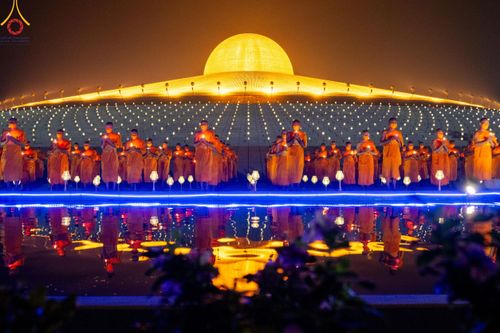 ภาพ No.122336:พิธีจุดประทีปถวายเป็นพุทธบูชา และบูชาธรรมมหาปูชนียาจารย์ พระมงคลเทพมุนี(สด จนฺทสโร) ในโครงการธรรมยาตรา กตัญญูบูชา มหาปูชนียาจารย์ พระมงคลเทพมุนี(สด จนฺทสโร) พระผู้ปราบมาร อนุสรณ์สถาน 7 แห่ง ปีที่ 12 วันที่ 31 มกราคม พ.ศ. 2567 ณ วัดพระธรรมกาย จ.ปทุมธานี (