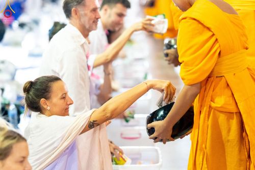 ภาพ No.207349:พิธีตักบาตร และปฏิบัติธรรมช่วงสาย ในวันมาฆบูชา วันพุธที่ 12 กุมภาพันธ์ พ.ศ. 2568 ณ วัดพระธรรมกาย จังหวัดปทุมธานี