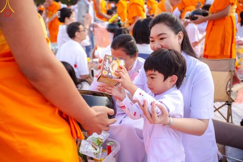 ภาพ No.193073:พิธีตักบาตรพระธรรมยาตรา ณ อนุสรณ์สถานคลองบางนางแท่น อ.สามพราน จ.นครปฐม ในโครงการธรรมยาตรา กตัญญูบูชา มหาปูชนียาจารย์ พระมงคลเทพมุนี(สด จนฺทสโร) พระผู้ปราบมาร อนุสรณ์สถาน 7 แห่ง ปีที่ 13 วันที่ 11 มกราคม พ.ศ.2568