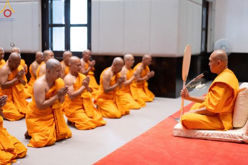 ภาพ No.199786:โครงการอุปสมบทหมู่บูชาธรรม 116 ปี คุณยายอาจารย์มหารัตนอุบาสิกาจันทร์ ขนนกยูง โครงการอุปสมบทหมู่ธรรมทายาท ระดับอุดมศึกษา รุ่นที่ 51 ภาคฤดูหนาว  ณ โบสถ์พระไตรปิฏก วัดพระธรรมกาย จ.ปทุมธานี  วันที่ 11 มกราคม พ.ศ. 2568 โดยมีพระครูปลัดรัตนวีรวัฒน์ เจ้าอาวาสวัด