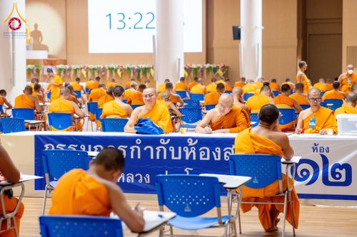 ภาพ No.208900:พระบาทสมเด็จพระเจ้าอยู่หัวทรงพระกรุณาโปรดเกล้าฯ พระราชทานภัตตาหารพระราชทาน แด่พระภิกษุ สามเณร ในการสอบบาลีสนามหลวง ณ วัดพระธรรมกาย วันที่ 22 กุมภาพันธ์ พ.ศ. 2568 ณ วัดพระธรรมกาย อำเภอคลองหลวง จังหวัดปทุมธานี