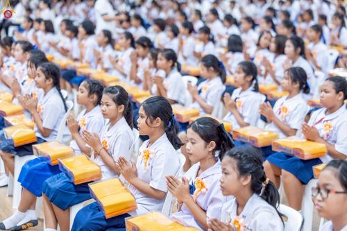 ภาพ No.246033:วันเสาร์ที่ 13 กันยายน พ.ศ. 2568 พิธีมอบผ้าไตรประธานกฐินสัมฤทธิ์เด็กดี V-Star ณ สภาธรรมกายสากล วัดพระธรรมกาย