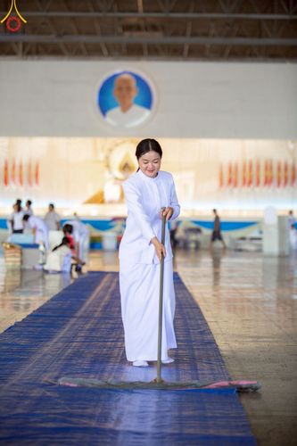 ภาพ No.222086:วันที่ 4 พฤษภาคม พ.ศ. 2568 พิธีตักบาตร เนื่องในวันอาทิตย์ต้นเดือน ณ บ้านแก้วเรือนทองคุณยายฯ วัดพระธรรมกาย