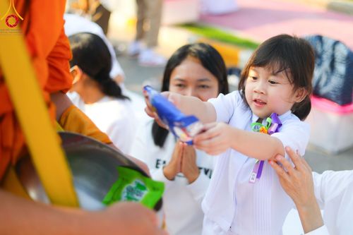 ภาพ No.101935:ตักบาตรพระ 10,000 รูป เติมบุญให้แผ่นดิน เนื่องในโอกาส 192 ปี จังหวัดกาญจนบุรี หนึ่งในโครงการตักบาตรพระ 2,000,000 รูป  77 จังหวัดทุกวัดทั่วไทย วันจันทร์ที่ 11 ธันวาคม พ.ศ. 2566 บริเวณถนนสองแคว (SKY WALK) เมืองกาญจนบุรี
