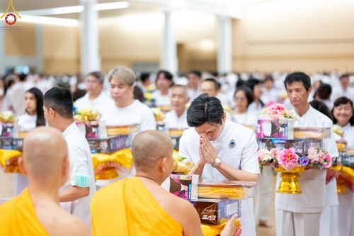 ภาพ No.145351:พิธีถวายผ้าอาบน้ำฝนและประทีปโคมไฟ ณ สภาธรรมกายสากล วัดพระธรรมกาย วันเสาร์ที่ 20 กรกฎาคม พ.ศ. 2567