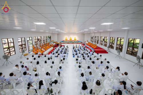 ภาพ No.160916:พิธีเจริญพระพุทธมนต์ และปิดแผ่นทองรูปเหมือน พระเดชพระคุณพระมงคลเทพมุนี (สด จนฺทสโร) พระผู้ปราบมาร จำนวน 3 องค์ วันเสาร์ที่ 5 ตุลาคม พ.ศ. 2567 ณ อาคารปลูกศรัทธา 2 (ชานชลาเดิม) วัดพระธรรมกาย อ.คลองหลวง จ.ปทุมธานี
