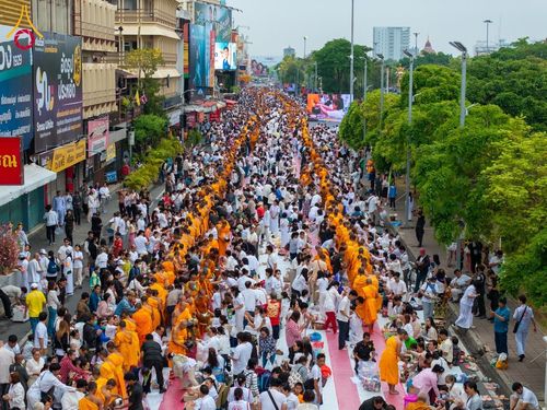 ภาพ No.210393:วันอาทิตย์ที่ 9 มีนาคม พ.ศ. 2568 พ่อเมืองโคราชจัดตักบาตรพระหมื่น ทำบุญเมือง 557 ปี