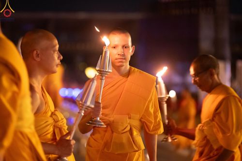 ภาพ No.160698:พิธีจุดประทีป 20,000 ดวง บูชาพระมหาธรรมกายเจดีย์ และบูชาพระมงคลเทพมุนี (สด จนฺทสโร) พระผู้ปราบมาร ณ ลานธรรม พระมหาธรรมกายเจดีย์ วัดพระธรรมกาย จ.ปทุมธานี วันที่ 10 ตุลาคม พ.ศ. 2567