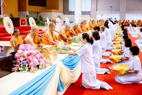 ภาพ No.233884:วันเสาร์ที่ 19 กรกฎาคม พ.ศ.2568 วันมหารำลึก ครั้งที่ 35 พิธีรำลึกถึงนักสร้างบารมี , พิธีสวดพระพุทธมนต์ , พิธีทอดผ้าบังสกุลและถวายไทยธรรม วัดพระธรรมกาย