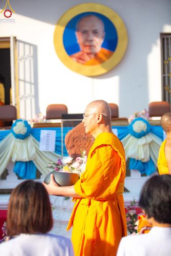 ภาพ No.197754:พิธีตักบาตรพระธรรมยาตรา ณ อนุสรณ์สถานลำดับที่ 4 สถานที่เกิดด้วยกายธรรม วัดโบสถ์(บน) ต.บางคูเวียง จ.นนทบุรี ในโครงการธรรมยาตรา กตัญญูบูชา มหาปูชนียาจารย์ พระมงคลเทพมุนี(สด จนฺทสโร) พระผู้ปราบมาร อนุสรณ์สถาน 7 แห่ง ปีที่ 13 วันที่ 19 มกราคม พ.ศ. 2568