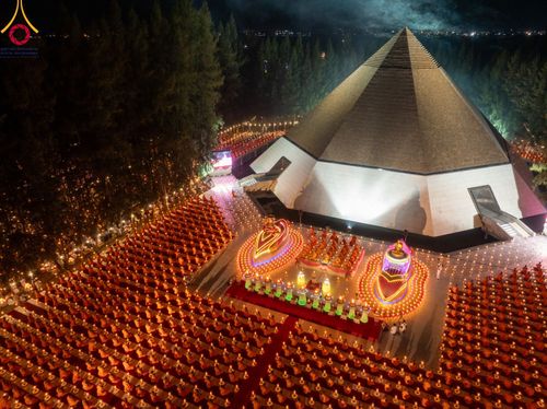 ภาพ No.107233:พิธีจุดประทีปถวายเป็นพุทธบูชา และบูชาธรรมมหาปูชนียาจารย์ ในโครงการธรรมยาตรากตัญญูบูชา มหาปูชนียาจารย์ พระมงคลเทพมุนี(สด จนฺทสโร) พระผู้ปราบมาร  อนุสรณ์สถาน 7 แห่ง ปีที่ 12  วันที่ 6 มกราคม พ.ศ. 2567 ณ อนุสรณ์สถานมหาวิหารพระมงคลเทพมุนี อ.สองพี่น้อง จ.สุพร