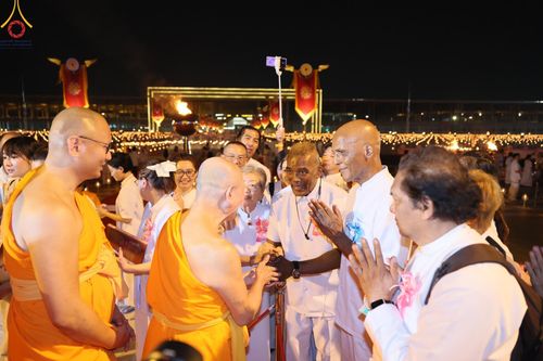 ภาพ No.125131:พิธีเวียนประทักษิณและจุดมาฆประทีป (ชุดที่ 2) ในวันมาฆบูชา เสาร์ที่ 24 กุมภาพันธ์ พ.ศ. 2567 ณ พระมหาธรรมกายเจดีย์ วัดพระธรรมกาย