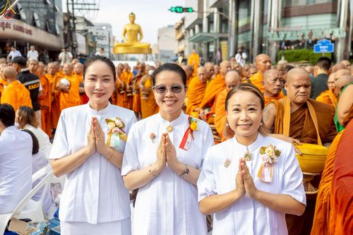 ภาพ No.237175:วันอาทิตย์ที่ 10 สิงหาคม พ.ศ. 2568 มหาสังฆทานครั้งยิ่งใหญ่ ตักบาตรพระ 10,000 รูป ถ.นิพัทธ์อุทิศ 3 ใจกลางนครหาดใหญ่ จ.สงขลา (ชุดที่ 2)