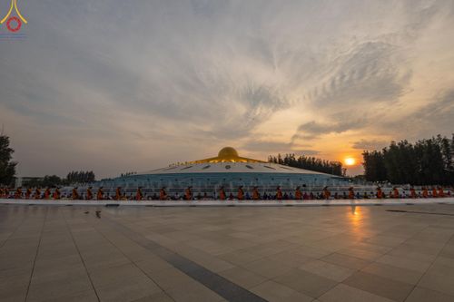 ภาพ No.120429:พิธีต้อนรับพระธรรมยาตรา ในโครงการธรรมยาตรา กตัญญูบูชา มหาปูชนียาจารย์ พระมงคลเทพมุนี(สด จนฺทสโร) พระผู้ปราบมาร อนุสรณ์สถาน 7 แห่ง ปีที่ 12 วันที่ 28 มกราคม พ.ศ. 2567 ณ วัดพระธรรมกาย จ.ปทุมธานี (ชุดที่ 2)