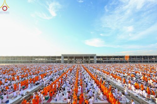 ภาพ No.187851:พิธีตักบาตรฉลองพระใหม่ ต้อนรับพุทธศักราช 2568 ณ ลานธรรมพระมหาธรรมกายเจดีย์ วัดพระธรรมกาย จ.ปทุมธานี วันที่ 1 มกราคม พ.ศ. 2568