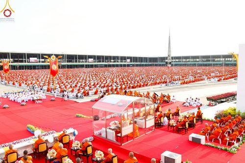 ภาพ No.221676:วันอังคารที่ 22 เมษายน พ.ศ. 2568 ภาพพิธีถวายมหาสังฆทานคณะสงฆ์ 40,000 กว่าวัดทั่วประเทศ เนื่องในวันคุ้มครองโลก ชุดที่ 2 (ปลื้มให้สมการรอคอย) ณ ลานธรรมพระมหาธรรมกายเจดีย์ วัดพระธรรมกาย