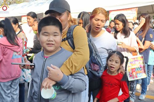 ภาพ No.193981:วัดพระธรรมกาย จัดงานวันเด็กแห่งชาติ ประจำปี พ.ศ.2568 ออกร้านอาหาร 200 ร้าน มอบของขวัญหลายหมื่นชิ้น วันที่ 12 มกราคม พ.ศ. 2568 วัดพระธรรมกาย อ.คลองหลวง จ.ปทุมธานี