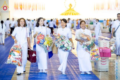 ภาพ No.223457:วันวิสาขบูชา วันอาทิตย์ที่ 11 พฤษภาคม พ.ศ. 2568 พิธีตักบาตร และปฎิบัติธรรม ณ สภาธรรมกายสากล วัดพระธรรมกาย