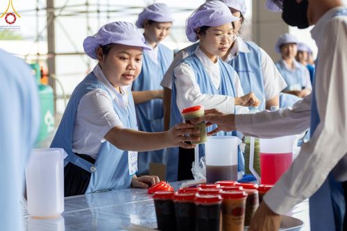 ภาพ No.58935:V.40 ภัตตาหารพระหมื่นวัด เราจัดให้ การปฏิบัติงานของเจ้าหน้าที่และอาสาสมัคร เพื่อรับบุญในการถวายภัตตาหาร แด่คณะสงฆ์ 10,000 กว่าวัดทั่วประเทศ ที่มาร่วมงานวันคุ้มครองโลก จันทร์ที่ 22 เมษายน พ.ศ. 2567 ณ วัดพระธรรมกาย