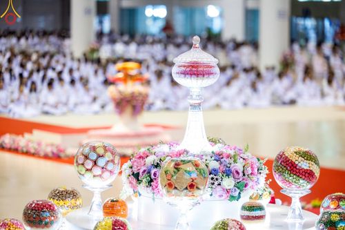 ภาพ No.167608:พิธีตักบาตรและพิธีบูชาข้าวพระ ในวันอาทิตย์ที่ 3 พฤศจิกายน พ.ศ. 2567 ณ วัดพระธรรมกาย