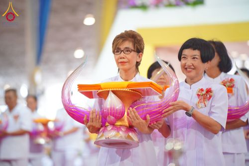 ภาพ No.134419:พิธีทอดผ้าป่าสมทบ มหาสังฆทาน 10,000 วัด ทั่วไทย วันอาทิตย์ต้นเดือนที่ 7 เมษายน พ.ศ.2567 ณ ห้องแก้วสารพัดนึก 1 สภาธรรมกายสากล  วัดพระธรรมกาย จ.ปทุมธานี