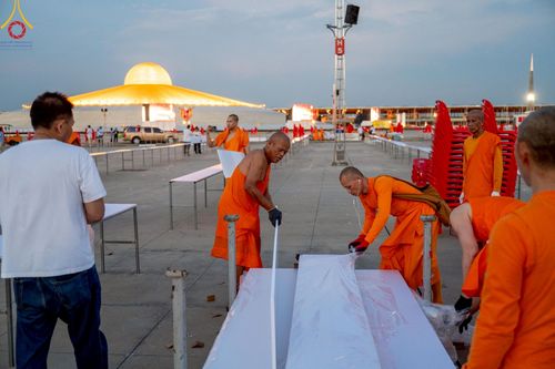 ภาพ No.219190:วันที่ 19-21 เมษายน พ.ศ. 2568 การเตรียมงานในลานธรรม , วิหารคด เพื่องานวันคุ้มครองโลก 22 เมษายน พ.ศ. 2568